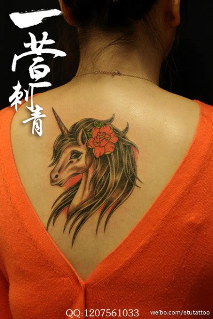 女生背部漂亮经典的独角兽纹身图案