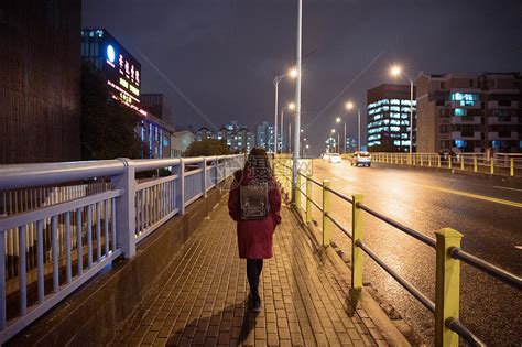 夜晚孤独的少女行走背影高清图片下载-正版图片501119713-摄图网