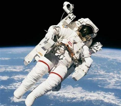 宇航员太空行走图片素材-正版创意图片600088418-摄图网