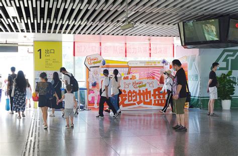 中国移动动感地带地铁站创意摆展广告