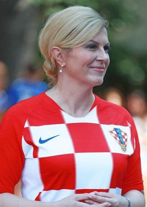 她是克罗地亚首位女总统 因和马克龙在世界杯的亲密举动成名-搜狐大视野-搜狐新闻