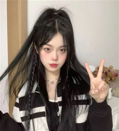 甜美女生头像半马尾