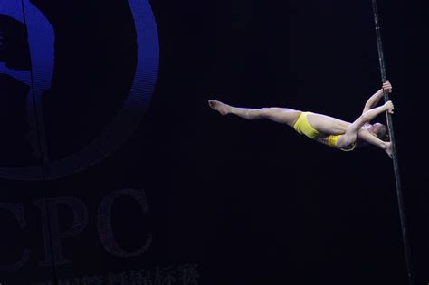 2021第九届中国钢管舞锦标赛女子竞技组八强谢和秀《隐形的翅膀》_凤凰网视频_凤凰网