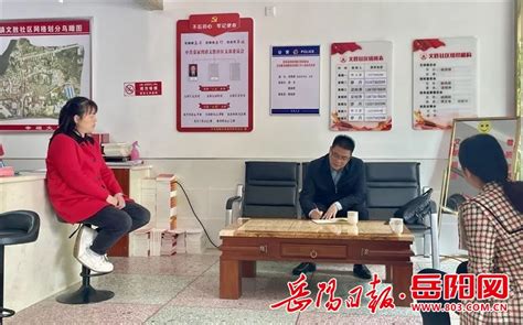 岳阳县法律援助中心组织9名知名法律专家赴荣家湾镇开展法援宣讲
