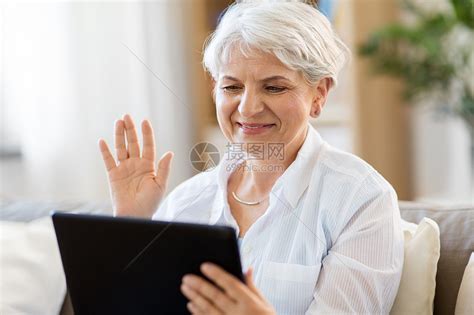 技术,人沟通的快乐的老年女子与平板电脑电脑视频聊天家高级女平板电脑上进行视频聊天高清图片下载-正版图片300129675-摄图网