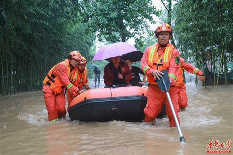 村民被洪水围困屋顶挥旗求救 紧急关头他们来了……|村民|洪水-滚动读报-川北在线