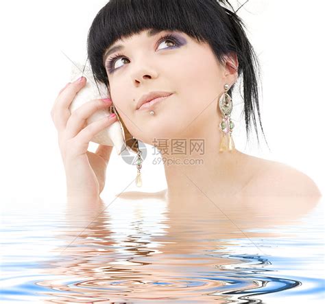 可爱的东方女孩,贝壳水里高清图片下载-正版图片300813372-摄图网