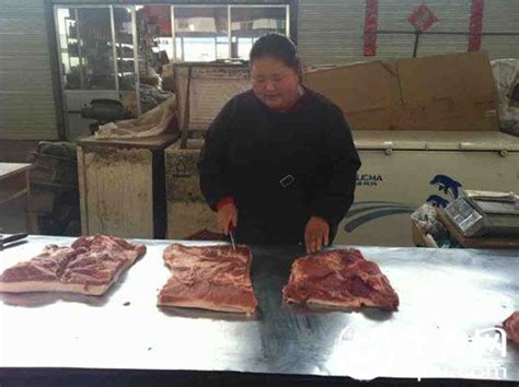 日照胖姐卖猪肉红遍论坛 网友跑半个城市来买肉（图）_山东频道_凤凰网