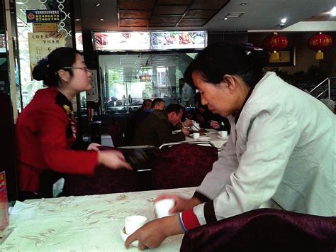 西安餐饮业服务员难招 频繁跳槽“一厨难求”_陕西频道_凤凰网