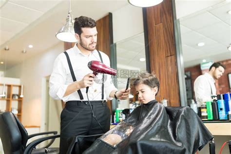 自信的年轻理发师在理发高清图片下载-正版图片505389760-摄图网