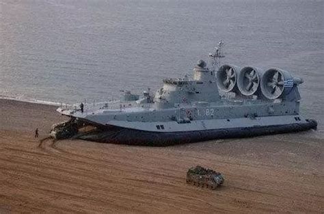 入列不久的075型两栖攻击舰“广西”舰