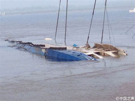 长江客船翻沉事故：船已翻过来90度--图片频道--人民网