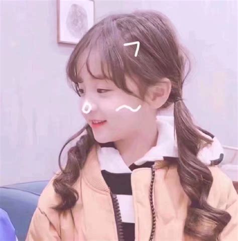 甜美女生头像抱着娃娃