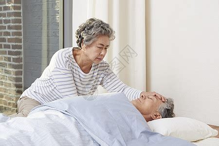 年轻丈夫在卧室照顾生病的妻子高清图片下载-正版图片505874963-摄图网