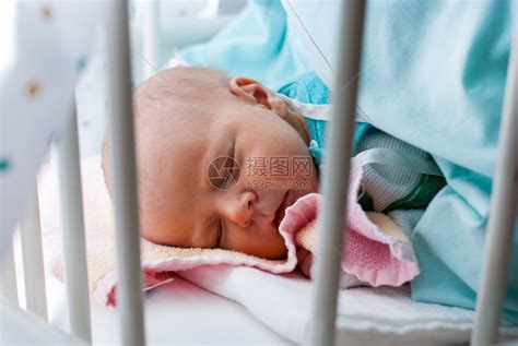 刚出生的婴儿小男孩在医院睡高清图片下载-正版图片503390158-摄图网
