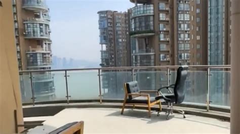 湖南长沙一女子称330万买房子送110平阳台，“但是封窗要20几万”_凤凰网视频_凤凰网