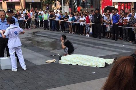 视频：重庆一男子 观音桥步行街突然倒地 抢救无效 当场去世|抢救|观音桥|步行街_新浪新闻