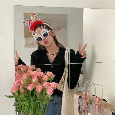 甜美女生头像真人捧花