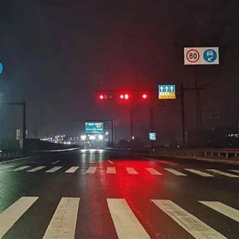 绿灯突然变红灯，在路中间停下，会扣分罚款吗？