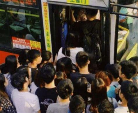 福州网友曝光93路公交车最后一排座位堆满垃圾 - 民生 - 东南网