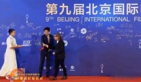 胡歌现身北京国际电影节，走红毯签名时显修养，难怪能红这么多年