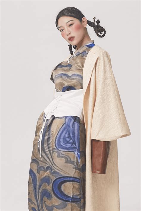 以唐代丝路传统纹样为灵感的新中式创意服装设计