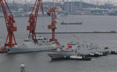 壮观！中国两艘万吨级055驱逐舰同日下水！视频来了！-大河新闻