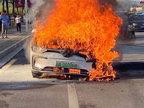 浓烟滚滚！宜兴广汇南路一车辆着火燃烧，周围多辆汽车被烧！_搜狐汽车_搜狐网