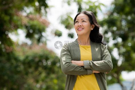 成熟的越南女人在公园享受阳高清图片下载-正版图片503380128-摄图网