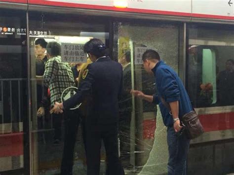 南京地铁7号线福建路站路面出现局部坍塌 官方初步分析原因是基坑渗漏水引发__财经头条