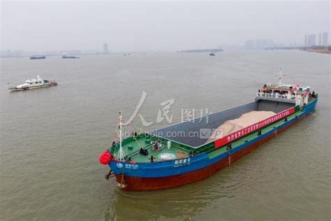 南京：长江流域最大载重吨位电动货船成功首航-人民图片网