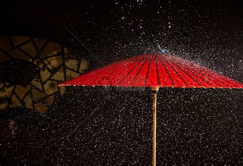 “撑一朵油纸伞，行走在江南的烟雨之中。”一把油纸伞如何做成？