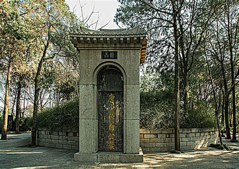 直击“诗仙李白”墓地，图2牌坊的字亮眼，图4李白之墓