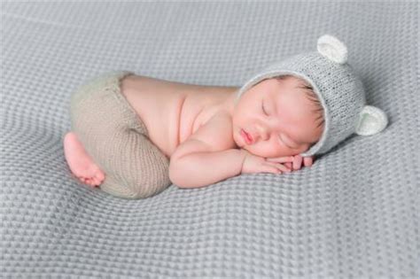 婴儿可以光脚睡觉好吗（还捂着宝宝的脚）-幼儿百科-魔术铺