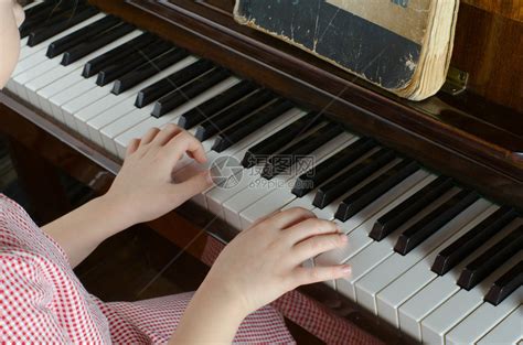 女人教小女孩弹钢琴高清图片下载-正版图片503420551-摄图网