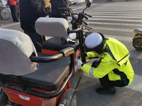 明年开燃油老年代步车能上路吗？北京市交管局回应-新华网