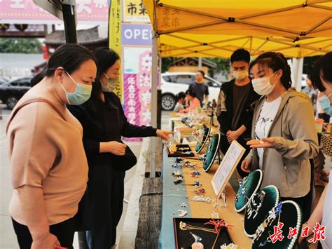 00后带着非遗进市集，年轻人爱上来东湖“赶集”|东湖|摊位|薛灵_新浪新闻