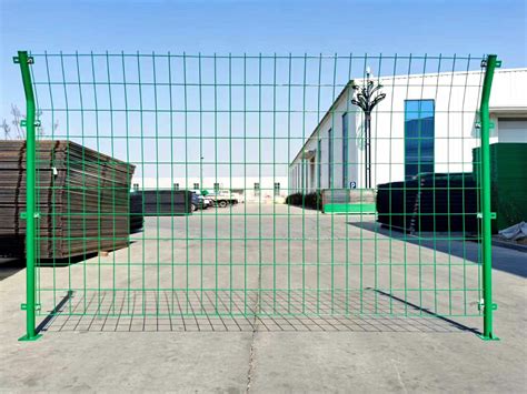 桃型立柱护栏网案例展示 - 安平县艾瑞金属丝网有限公司