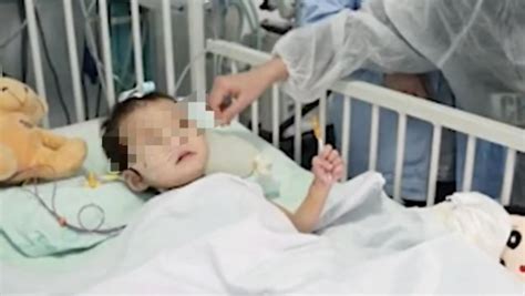 7岁重病女童去世，父母含泪捐献其眼角膜_凤凰网视频_凤凰网