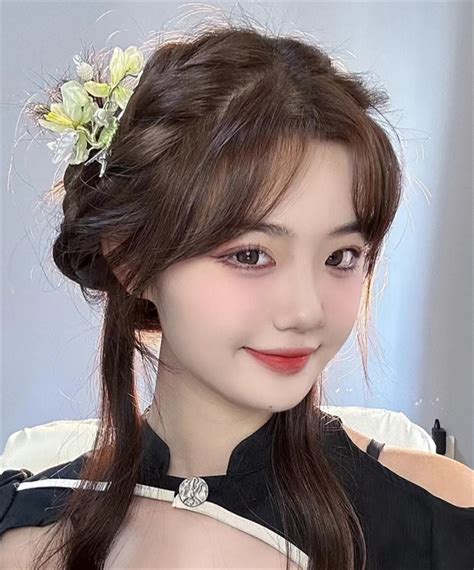 新中式发型甜美女生头像