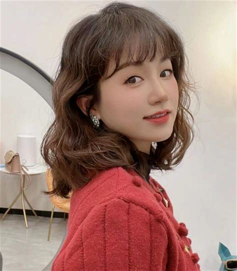 短发烫发甜美女生头像