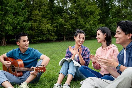 课外活动社交全身像快乐的大学生在草地上弹吉他唱歌高清图片下载-正版图片501903047-摄图网