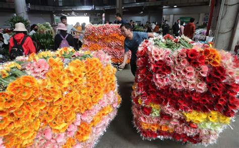 西方情人节：商家各出奇招抢夺情人节鲜花市场-焦点- 东南网