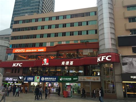 南京新街口商圈：小店过道上都是食客-新华每日电讯