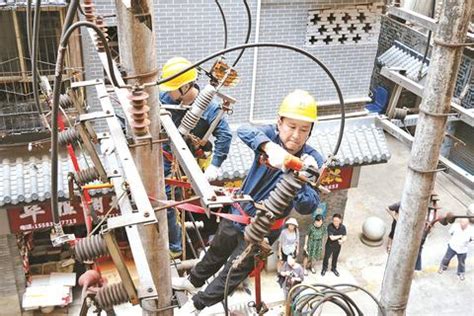 达州日报-达州电力抢修队员24小时在岗巡线抢修