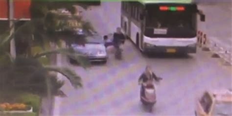 出租车开门撞倒骑车女，又被公交碾过 启东“开门事故”，南京10天就有98起_手机新浪网
