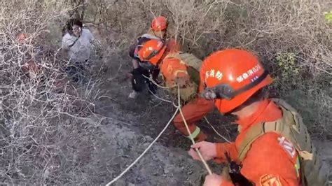 女子带孩子爬山被困山顶，消防员44分钟营救至山脚下_凤凰网视频_凤凰网