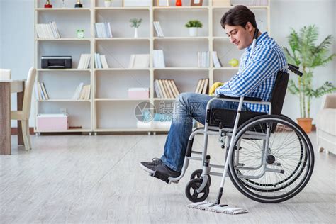 轮椅上的残疾人清洁家高清图片下载-正版图片505232395-摄图网