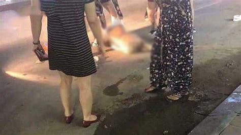越南女子当街殴打小三，撕掉对方衣服在身上泼辣椒粉