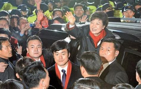 朴槿惠隐居一年后高调复出：精心打扮，有望重启政治活动，媒体全程跟拍